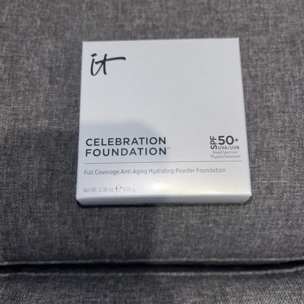 It Cosmetics Celebration Foundation Powder Light 0.30oz / 9g ~ NIB